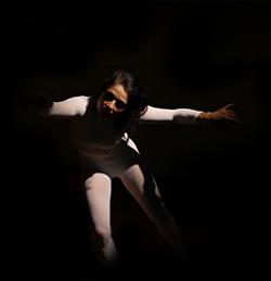 image de Claudie Gatineau en train de danser qui renvoie vers un lien vidéo YouTube de making of de danse du film Trois Cent Mille kilomètres par seconde (300 000 km/s)